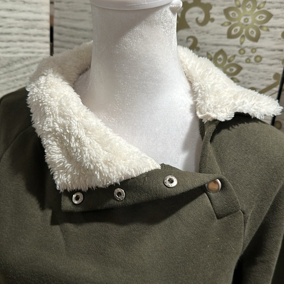 Oh Snap Sweatshirt - Picture 2 of 4